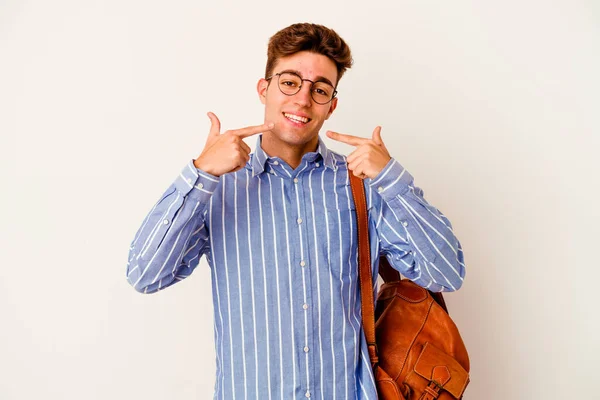 Joven Estudiante Aislado Sobre Fondo Blanco Sonríe Señalando Con Los — Foto de Stock