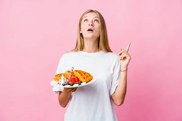 Genç Rus Kadın Waffle Yiyor Gözden Uzak Ağzı Açık Bir — Stok fotoğraf