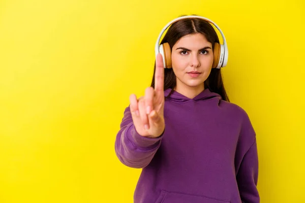 Jeune Femme Caucasienne Écoutant Musique Avec Écouteurs Isolés Sur Fond — Photo