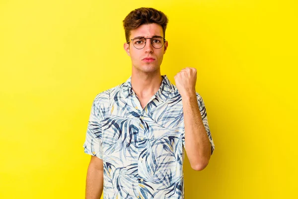 Jonge Blanke Man Geïsoleerd Gele Achtergrond Tonen Vuist Naar Camera — Stockfoto