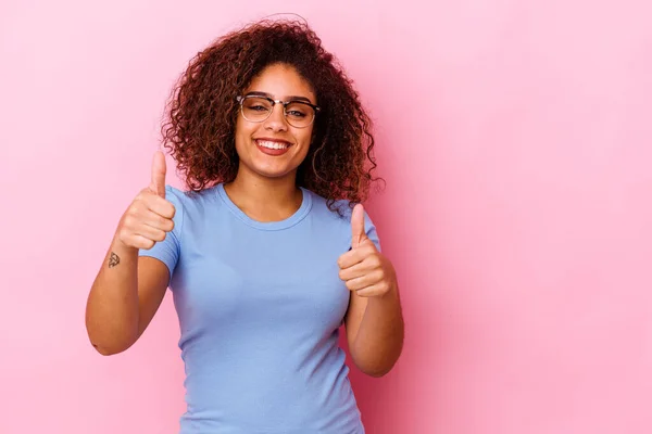 Mujer Afroamericana Joven Aislada Sobre Fondo Rosa Sonriendo Levantando Pulgar — Foto de Stock