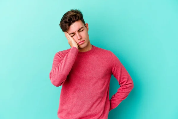 Giovane Uomo Caucasico Isolato Sfondo Blu Che Annoiato Affaticato Bisogno — Foto Stock