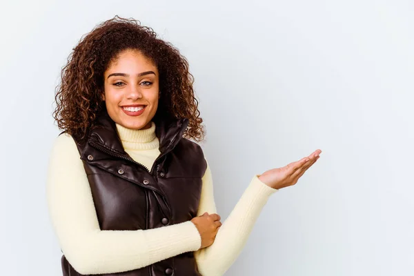 年轻的非洲裔美国女人 背景是白色的 手掌上有复制的空间 腰部有另一只手 — 图库照片