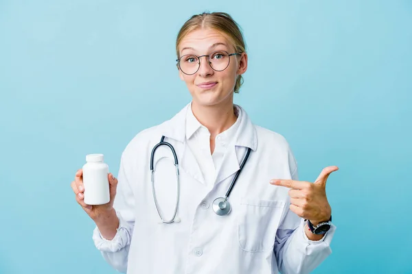 Ung Rysk Läkare Kvinna Håller Piller Flaska Blå Person Pekar — Stockfoto