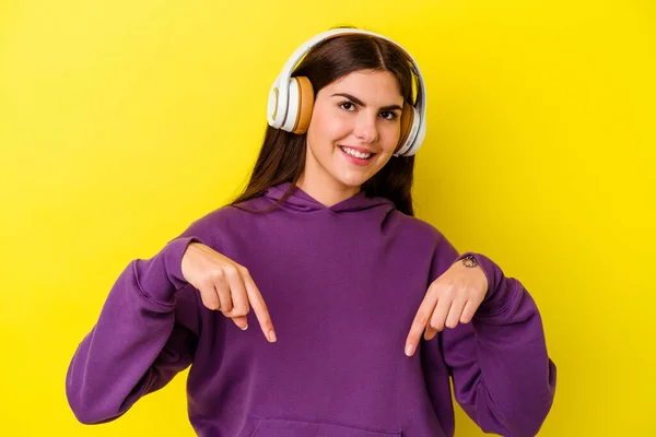 Jonge Blanke Vrouw Luisteren Naar Muziek Met Koptelefoon Geïsoleerd Roze — Stockfoto