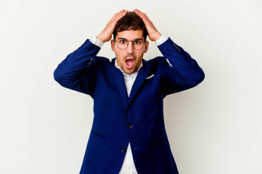 Beyaz arka planda izole olmuş genç beyaz bir adam çığlık atıyor, çok heyecanlı, tutkulu, bir şeyden memnun..