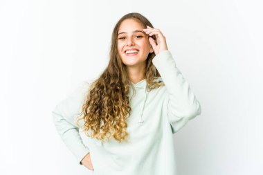 Genç beyaz kadın çok gülerek gülüyor. Mutluluk kavramı.