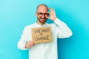 Kafkasyalı genç kel bir adam elinde... Mor arka planda izole edilmiş bir değişim levhasına ihtiyacımız var..