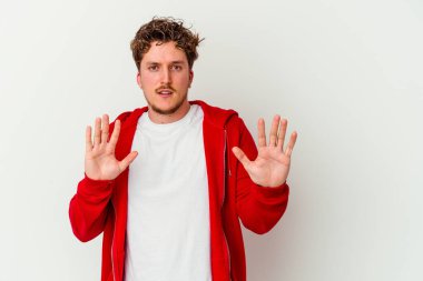 Beyaz arka planda izole edilmiş genç beyaz bir adam tiksinti belirtisi gösteren birini reddediyor..