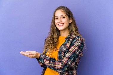 Beyaz tenli hoş bir kadın avucunun üzerinde fotokopi odası tutuyor..
