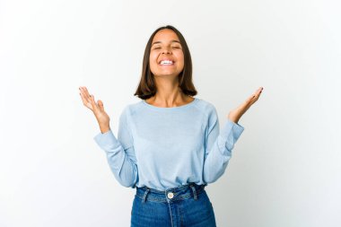 Genç melez kadın çok gülüyor. Mutluluk kavramı.