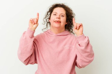 Down sendromlu bir kadın, iki ön parmağı da boş bir alan gösterirken izole edilir..