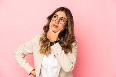 Kafkasyalı genç bir kadın, düşüncelere daldı, bir strateji planladı, bir iş yolu düşündü..