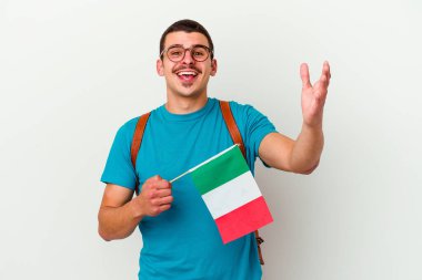 Gri arka planda izole genç beyaz adam 