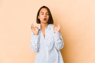 Genç İspanyol kadın yoğun çalışma gününden sonra dinleniyor. Yoga yapıyor..