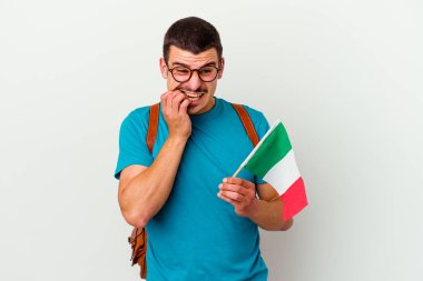 Beyaz arka planda tecrit edilmiş beyaz bir öğrenci. 