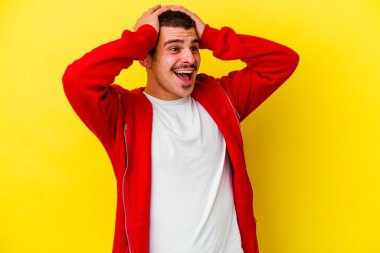Sarı arka planda izole edilmiş genç beyaz adam çığlık atıyor, çok heyecanlı, tutkulu, bir şeyden memnun..