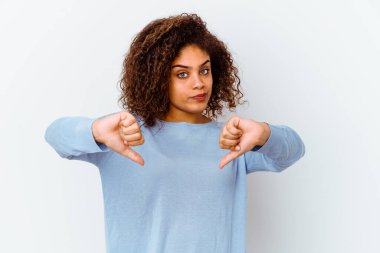 Beyaz arka planda izole edilmiş genç Afrikalı Amerikalı kadın baş parmağını aşağı gösteriyor, hayal kırıklığı konsepti.