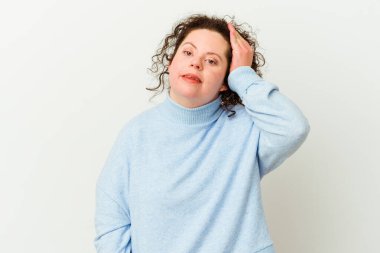 Down sendromlu bir kadın bir şeyi unutuyor. Alnına avuç içi ile vuruyor ve gözlerini kapıyor..