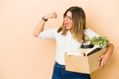 Genç Hintli kadın kutusunu tek başına taşıyor zafer kazandıktan sonra yumruğunu kaldırıyor, kazanan konsept..