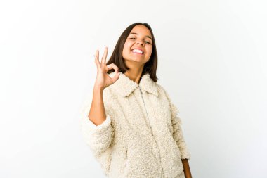 Genç melez kadın göz kırpıyor ve elleriyle iyi bir jest yapıyor..