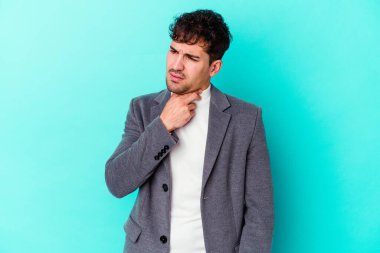 Mavi arka planda izole edilmiş genç beyaz adam virüs ya da enfeksiyon yüzünden boğazında ağrı hissediyor..
