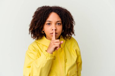 Genç Afro-Amerikan melez kadın bir sır saklıyor ya da sessizlik istiyor..