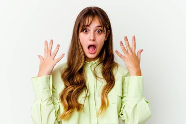 Beyaz arka planda izole edilmiş beyaz tenli genç beyaz kadın, on numarayı elleriyle gösteriyor..