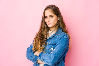 Kafkasyalı genç kadın şüpheli, kararsız, seni sorguluyor..