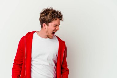 Beyaz arka planda izole genç beyaz adam çok kızgın, öfke kavramı bağırıyor, hayal kırıklığına uğramış.