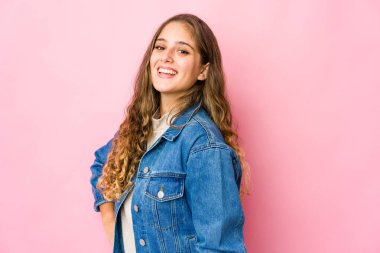 Genç beyaz kadın kendine güveniyor, ellerini kalçasında tutuyor..