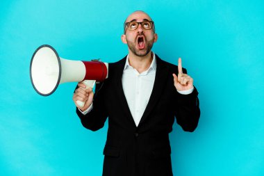 Genç iş adamı elinde megafon tutan ağzı açık, üst tarafı gösteren kel bir adam..