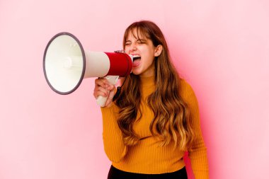 Kafkasyalı genç bir kadın elinde bir megafon tutuyordu. Çok sinirli ve agresif çığlıklar atıyordu..