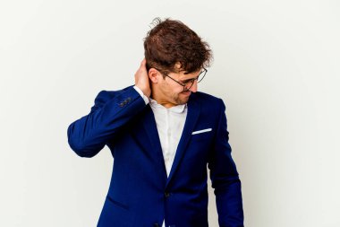 Beyaz arka planda izole edilmiş beyaz iş adamı stresten dolayı boynu ağrıyor, masaj yapıyor ve elle dokunuyor..