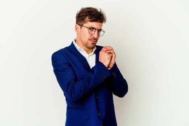 Beyaz arka planda izole edilmiş genç beyaz bir adam korkmuş ve korkmuş..