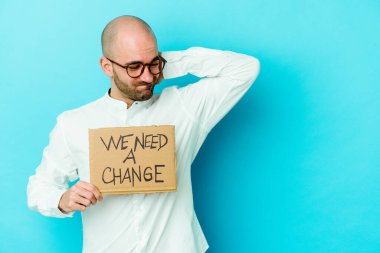 Kafkasyalı genç, kel bir adam elinde... Mor arka planda izole edilmiş, kafasının arkasına dokunan, düşünen ve bir seçim yapan bir tabelaya ihtiyacımız var..