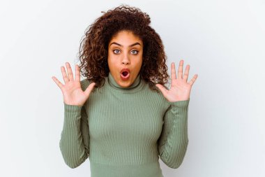 Beyaz arka planda izole edilmiş genç Afrikalı Amerikalı kadın bir fikri, ilham konsepti var..