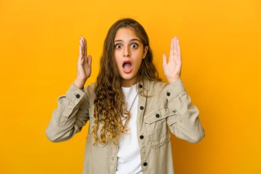 Kafkasyalı genç bir kadının bir fikri, ilham konsepti var.