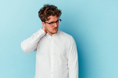 Kafkasyalı genç iş adamı, sakin yaşam tarzından dolayı boyun ağrısı çeken mavi arka planda izole edilmiş..