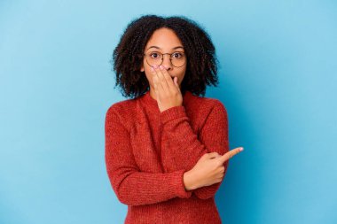 Genç Afro-Amerikan melez kadın, kenarı göstererek soyutlanmış.