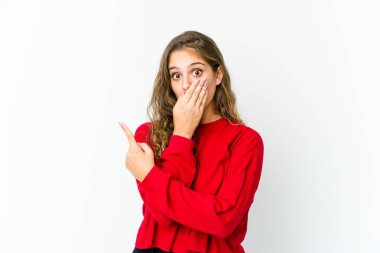 Yan tarafı gösteren beyaz bir kadın.