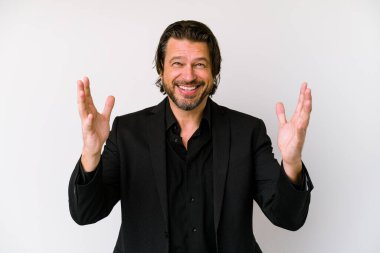 Beyaz arka planda izole edilmiş orta yaşlı bir Hollandalı. Rahatlamış ve mutlu bir gülüşü var. Dişlerini göstererek boynunu germiş..