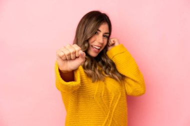 Genç beyaz kadın yalnız dans ediyor ve eğleniyor..