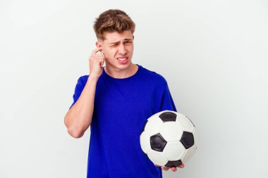 Futbol oynayan beyaz bir adam arka planda izole edilmiş kulakları elleriyle kapatıyor..