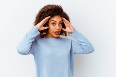 Beyaz arka planda izole edilmiş genç bir Afrikalı Amerikalı kadın hoş bir sürpriz alıyor, heyecanlı ve el kaldırıyor..