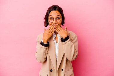 Pembe arka planda izole edilmiş genç iş kadını elleri ile ağzını kapatırken şok oldu..