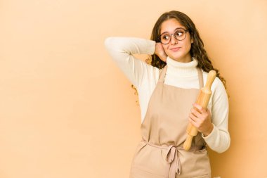 Kafkasyalı genç aşçı kadın kafasının arkasına dokunup düşünüyor ve bir seçim yapıyor..