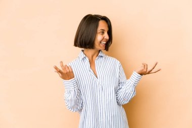 Genç İspanyol kadın neşeli kahkahalarla kendini soyutladı. Mutluluk kavramı.