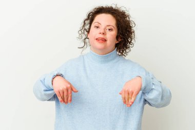 Down sendromlu kadın parmaklarıyla izole noktalar, pozitif duygu..