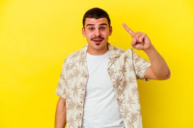 Sarı arka planda izole edilmiş beyaz bir adam. Harika bir fikri var. Yaratıcılık kavramı..